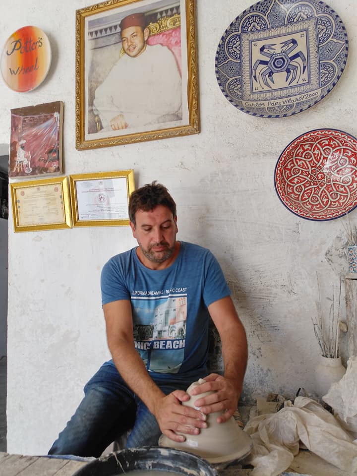 Marco Terranova trabajando el barro en su taller de cerámica artesanal andaluza