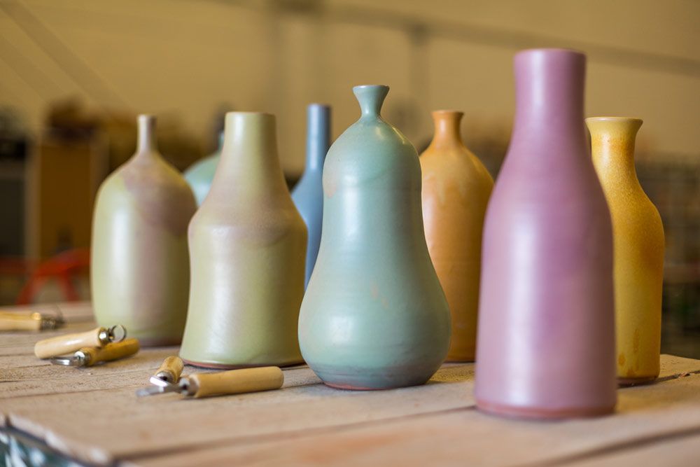 Piezas de cerámica artesanal de Marco Terranova con diseño mediterráneo