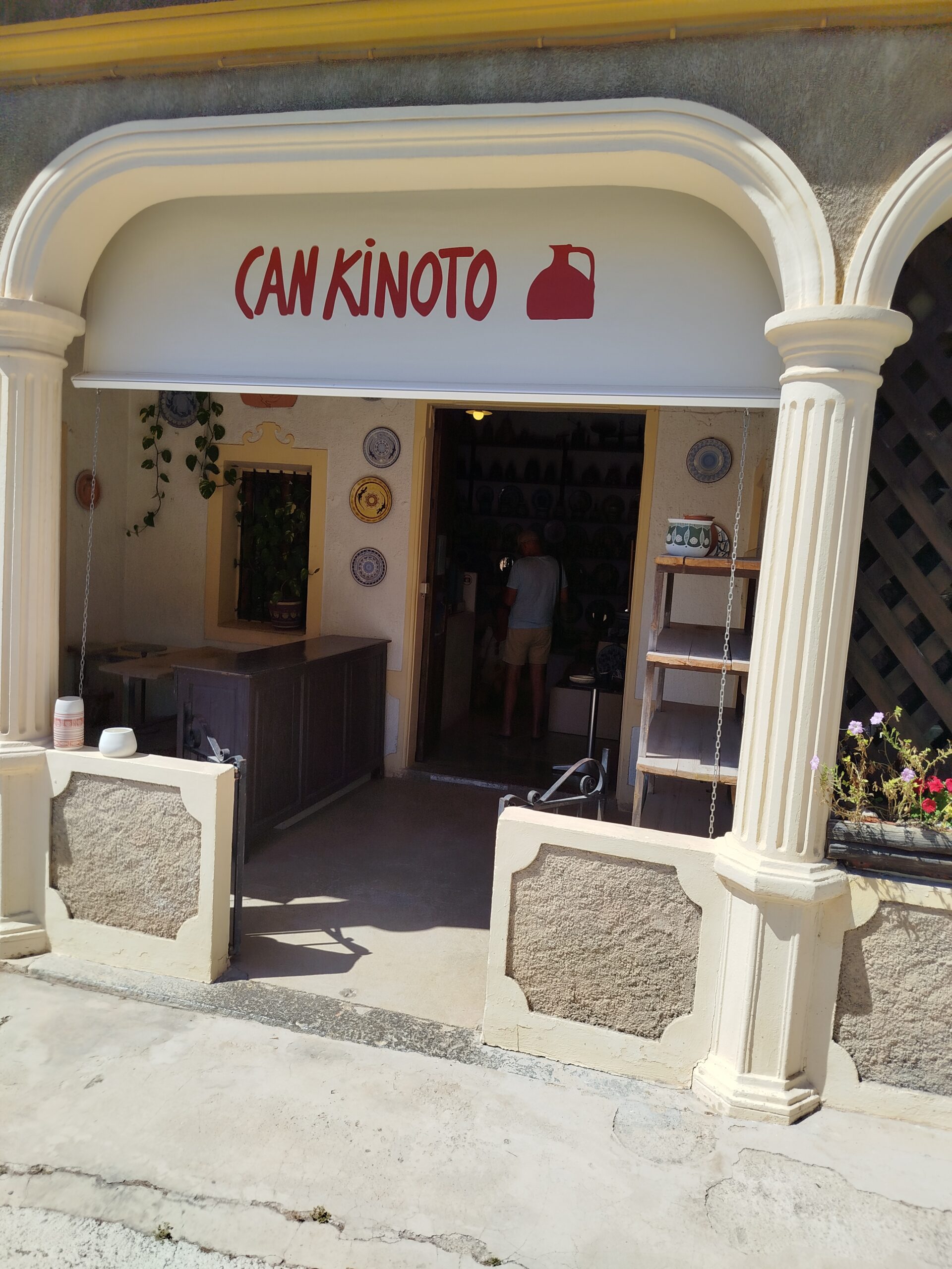 Fachada del histórico taller de cerámica Can Kinoto en Sant Rafel de sa Creu