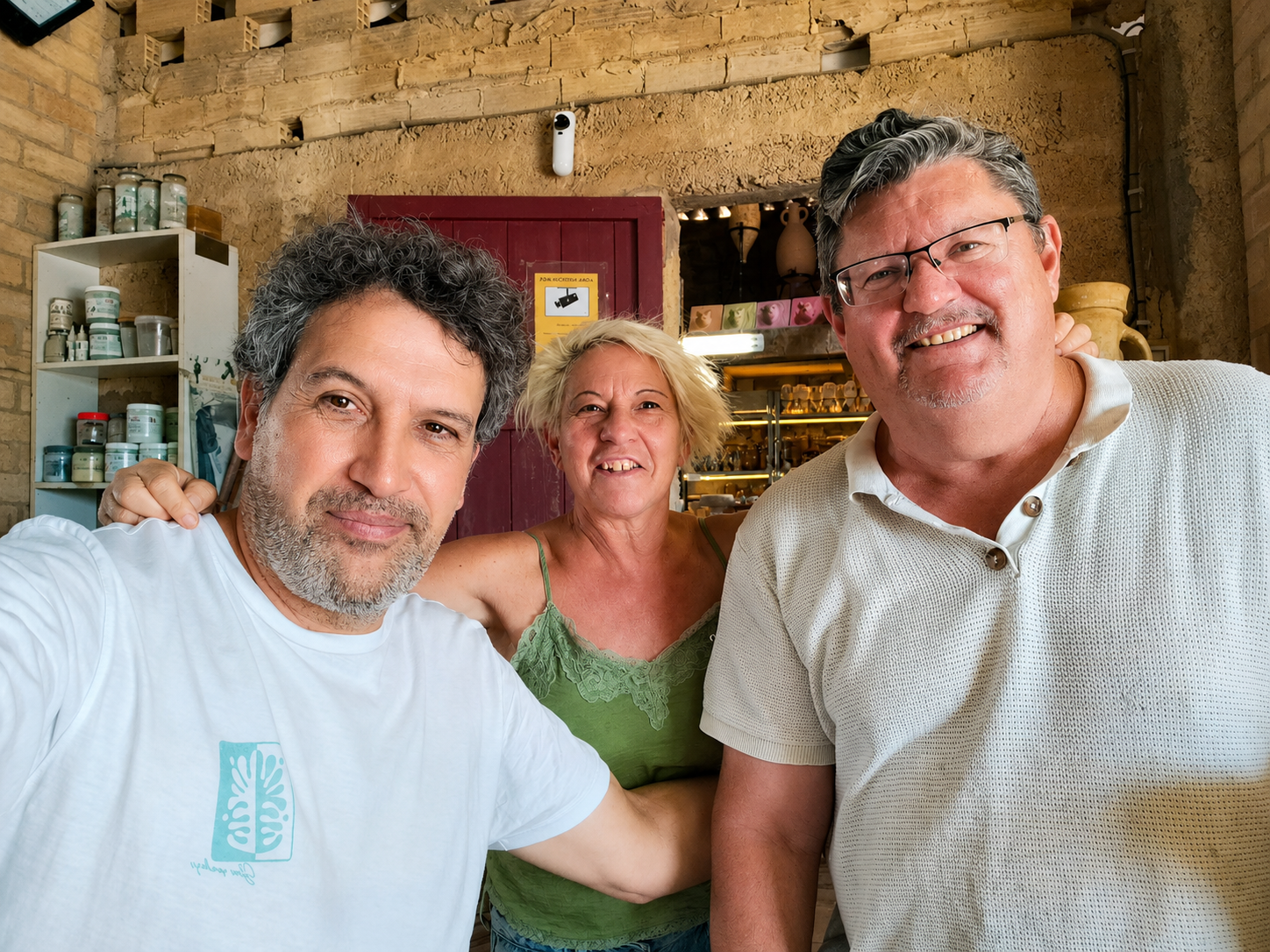 Marco Terranova junto al ceramista Adrián Ribas y María José Bufí