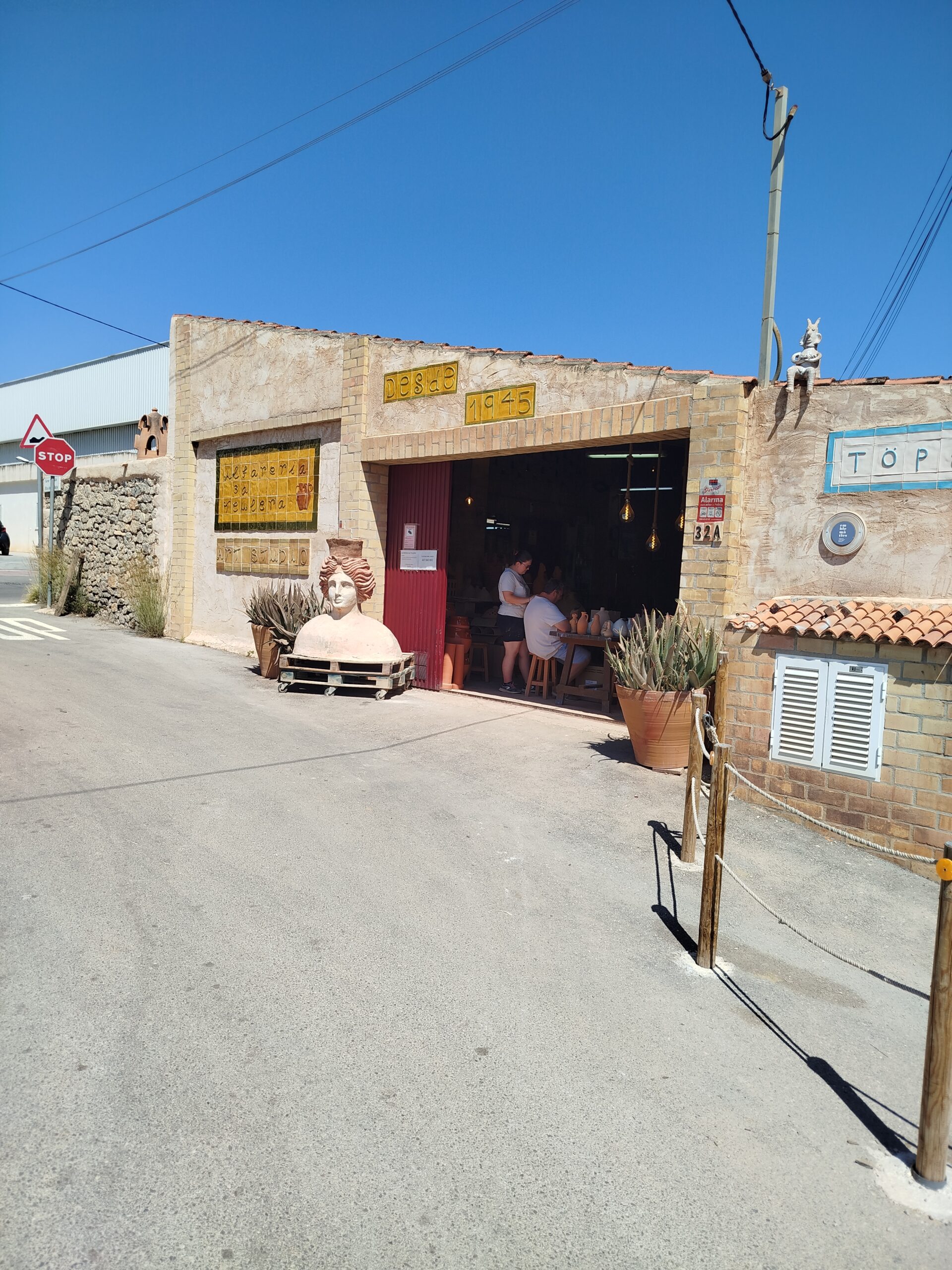 visitando a un taller de cerámica tradicional en Ibiza