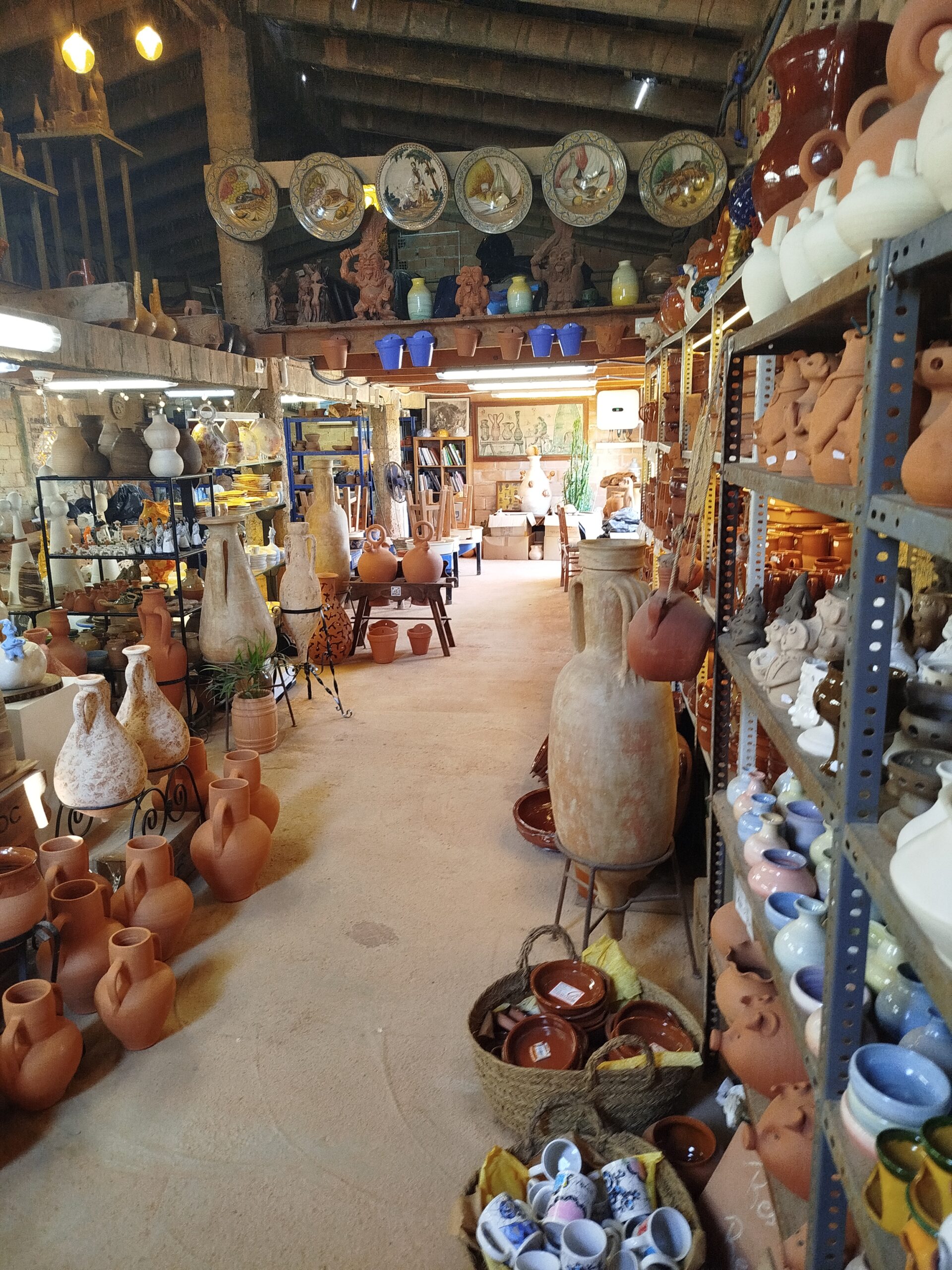 Visita al taller del ceramista Adrián Ribas, en Santa Eulària des Riu