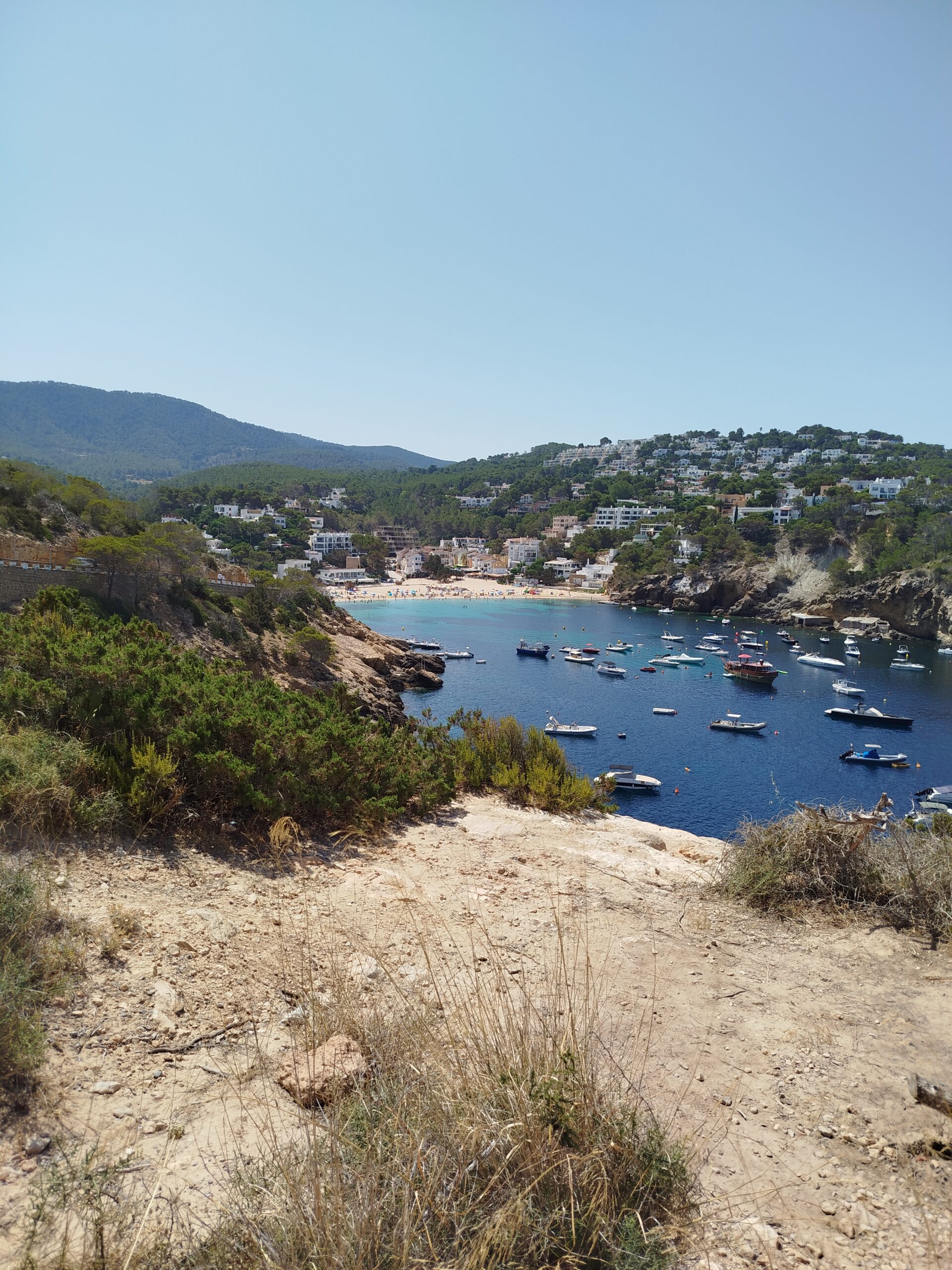 Vista de una cala de Ibiza que inspira la investigación artística y cerámica de Marco Terranova