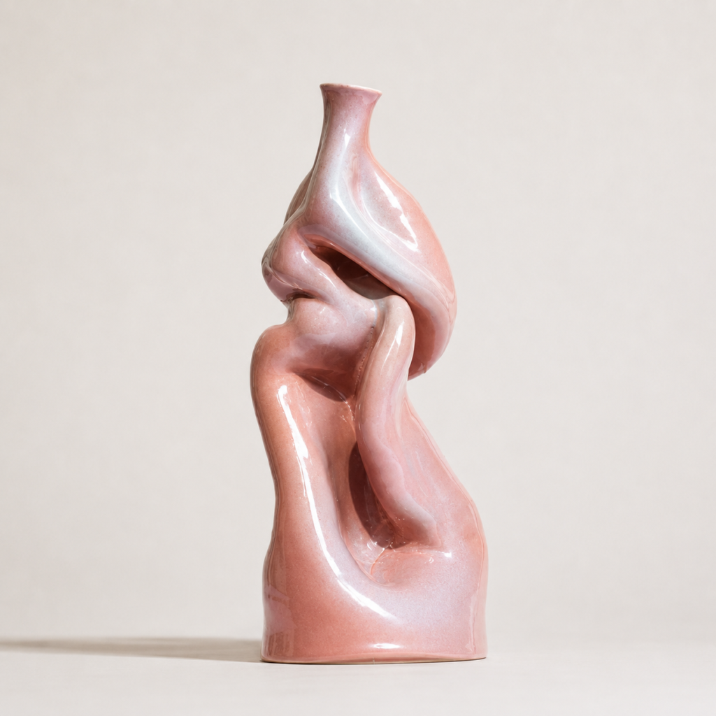 Marco Terranova, Abrazo Mineral, escultura de cerámica contemporánea esmaltada en tonos rosados.